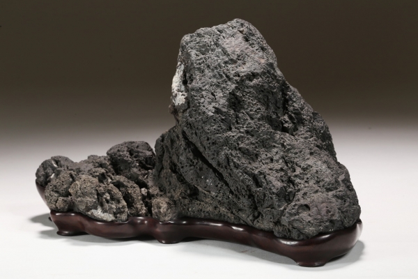 送料無料　水石愛好家蔵品放出 四国産伊予石　遠山石　唐木台座　本物保証 送料無料 水石愛好家蔵品放出 四国産伊予石 遠山石 唐木台座 本物