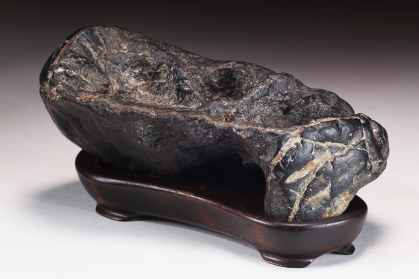 只見川石 大型10.4kg 台座付 鑑賞石 景石 水石 黒石 盆景 盆石 自然石